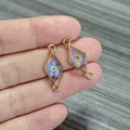 Rhombic gold alloy pendant connector with blue dried flowers in transparent resin - Rhombus Single Blue Flower