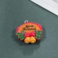Dettaglio pendente natalizio in resina con testo Merry Christmas e piccole campane - Stile Targa Campana