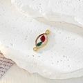 Dettaglio pendente marquise in lega dorata con vero fiore rosso essiccato in resina e asole - Rosso Verde Appuntito