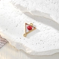 Pendente triangolare dorato con fiore secco rosso in resina e doppi anelli di fissaggio - Triangolo Rosso