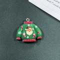 Dettaglio ciondolo in resina maglione natalizio verde con motivo Babbo Natale e gancio - Stile Maglione Verde Natale