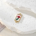 Pendente rettangolare dorato con fiore secco rosso in resina e doppi ganci - Rettangolo Rosso Verde