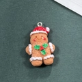 Dettaglio del ciondolo omino di pan di zenzero in resina per gioielli natalizi fai-da-te - Stile Omino di Pan di Zenzero