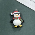 Dettaglio di un ciondolo a pinguino di Natale in resina con cappello rosso per gioielli DIY - Stile Pinguino