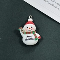 Dettaglio ciondolo pupazzo di neve in resina con testo Merry Christmas e anello d'argento - Stile Pupazzo di Neve