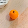 Makroaufnahme des 1,9x1,7cm Orangen-Harzanhängers mit realistischer Schalen-Textur - Orange