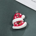 Dettaglio macro del ciondolo natalizio in resina a forma di cappello con motivi dorati - Stile Cappello di Natale