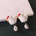 Makroaufnahme der kreativen Huhn- und gesprenkelten Ei-Harzanhänger für DIY-Schmuck - Gepunkteter Stein