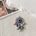 Dettaglio ravvicinato del ciondolo a mano di Hamsa in argento con Evil Eye blu e strass colorati - Traforato Argento Occhio Colorato