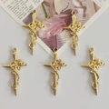 Cinq pièces de pendentifs croix en alliage doré vintage avec roses et vignes - Or