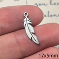 Ciondolo piuma in acciaio inossidabile argento 17x5mm per creazione gioielli DIY - Piuma