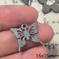Ciondolo a farfalla traforata in acciaio inossidabile argento da 16x15mm - Farfalla simmetrica