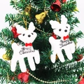 Weiße beflockte Rentier-Weihnachtsbaumanhänger mit silberner Merry Christmas Plakette - Weißes Rentier
