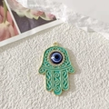 Ciondolo mano di Fatima verde menta con occhio blu e zirconi, finitura dorata - Mano Azzurra