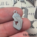 Ciondolo silhouette ragazza che prega in argento per gioielli DIY, 18x10mm - Donna con capelli lunghi