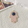 Ciondolo Mano di Fatima in smalto rosa con occhio blu e accenti dorati lucidi - Mano di Fatima Rosa