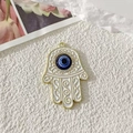 Ciondolo mano di Hamsa in smalto bianco, occhio greco e bordo dorato con cristalli bianchi - Stile Guanti di Topolino Bianchi