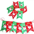 Weihnachtsgirlande mit Weihnachtsmann-Plüschfiguren und Frohe Weihnachten Schriftzug - Rotes und Grünes Banner