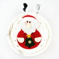 Portacubiertos de Papá Noel para decoración navideña con detalle de árbol en plato blanco - Papá Noel