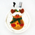 Porta cubiertos de reno navideño en fieltro sobre plato cerámico para mesa de Navidad - Reno