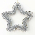 Nahaufnahme eines silbernen Lametta-Sternenkranzes mit glitzernder Oberfläche für Weihnachten - Groß / Silber