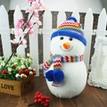 Dettaglio di pupazzo di neve in peluche con cappello a righe e sciarpa di maglia - Pupazzo di Neve Cappello Blu Piccolo