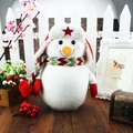 Dettaglio del pupazzo di neve in peluche con cappello a stella rossa e sciarpa - Pupazzo di Neve Cappello Paraorecchie Piccolo