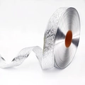 Dettaglio macro del nastro natalizio argento con trama satinata e bordi a rilievo - Larghezza 3.8cm Argento