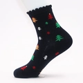 Dunkelblaue Weihnachtssocken mit bunten Baumustern und Wellenrand für die Feiertage - Unisex / Blauer Baum