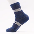 Chaussettes mi-hautes en coton bleu foncé avec rennes, flocons de neige et motifs festifs - Unisexe / Renne Bleu