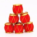 6er-Set rote beflockte Weihnachtstrommel-Anhänger mit Goldkordel und Metallic-Deckeln - 6er Set / 4cm