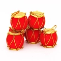 Fünf rote beflockte Weihnachtstrommel-Anhänger mit Goldschnüren für den Christbaum - 6er Set / 6cm