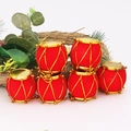 6er-Set rote beflockte Mini-Trommeln mit Goldrand für den Weihnachtsbaumschmuck - 6er Set / 5cm