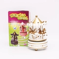 Vue détaillée du carrousel musical avec chevaux blanc et or et sa boîte cadeau festive - Blanc