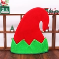 Feestelijke rood-groene elfenstoelhoes met gouden bellen en zachte fluwelen textuur - Elfhoed