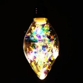 Dettaglio lampadina a goccia in vetro con paillettes colorate cangianti su sfondo nero - Stile Lampadina a Punta