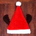 Gorro de Navidad de felpa gruesa con astas de reno y pompón blanco sobre madera oscura - Estilo de Asta de Reno