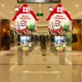 Dettaglio di pendenti natalizi in carta con Babbo Natale e gufo per decorazioni festive - Stile Gufo Casa (HY-SG-13)