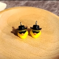 Makroaufnahme von zwei gelben Enten aus Harz mit Sonnenbrille für DIY Schmuckherstellung - Sonnenbrille Ente Mit Schwarzem Hut
