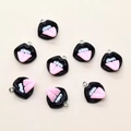 Macro-opname van 8 creatieve lippenhangers van hars voor DIY-sieraden maken - 22x19mm / Zwarte Lippen Tong Uit (F283)
