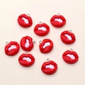 Macrodetail van rode hars lippenhangers met witte tanden en zilveren metalen ringen - Rode Lippen Gebeten Stijl (F283)