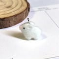 Macro-opname van witte gevlokte konijn-bedel met zilveren metalen oog voor sieraden maken - Wit (Konijnenstijl)
