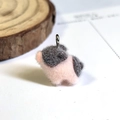 Detailopname van een roze en grijze gevlokte varkenshanger met zachte pluche textuur - Bruin Roze (Varkensvorm)