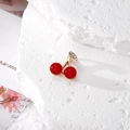 Dettaglio ciondolo a ciliegia rossa con stelo dorato e strass su base di pietra - Ciondolo Ciliegia (J)