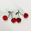 Coppia di ciondoli a ciliegia rossi con foglie di strass verdi e ganci in metallo argento - Ciondolo Ciliegia Argento (K Argento)