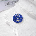 Dettaglio del ciondolo malocchio in smalto blu con simboli portafortuna su pietra bianca - Simboli Tondi Oro (D Oro)