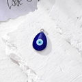 Macro di ciondolo occhio di Allah blu con bordo argento su pietra bianca ruvida - Forma a goccia d'acqua argentata (Argento B) / Argento