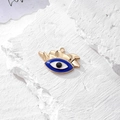 Dettaglio del ciondolo Evil Eye placcato in oro con smalto blu e zircone su roccia bianca - Forma Occhio con Ciglia (H)