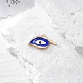 Dettaglio del ciondolo malocchio in lega dorata con smalto blu su pietra bianca - Forma Ciondolo Occhio (R)