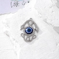 Dettaglio del ciondolo a serpente in argento con occhio del diavolo blu centrale - Serpente a Due Teste (G)